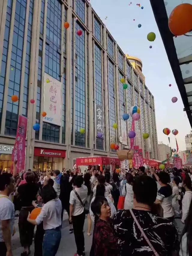 郑州礼仪庆典公司“空撒小礼品”